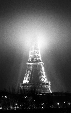 Luc Dartois 2008 - Paris by night, foggy night on the Eiffel Tower (2)