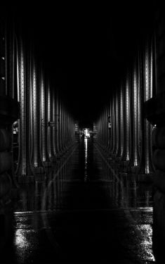 Luc Dartois 2008 - Paris by night under the rain, Bir-Hakeim bridge