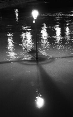 Luc Dartois 2016 - Paris by night flood, street light under water
