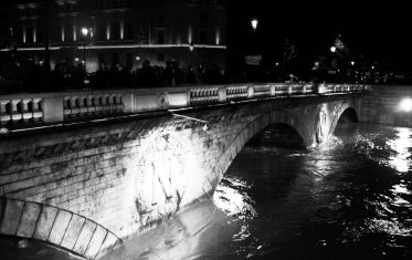 Luc Dartois 2016 - Paris by night flood, Saint-Michel bridge (2)