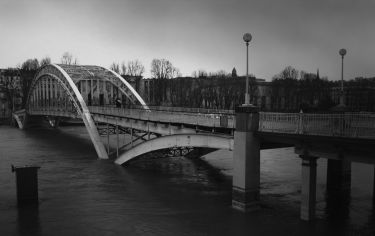 Luc Dartois 2018 - Paris inondations sous la pluie, passerelle Debilly
