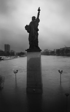 Luc Dartois 2018 - Paris flood under the rain, Statue of Liberty