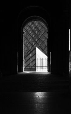 Luc Dartois 2020 - Paris under containment, Louvre Pyramid (2)