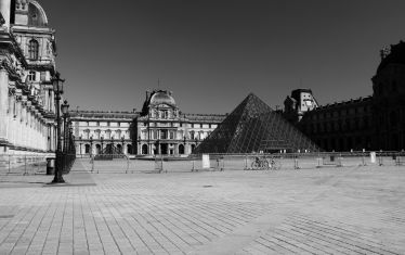 Luc Dartois 2020 - Paris under containment, Louvre Pyramid