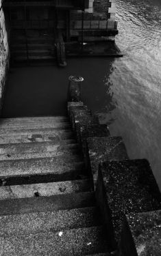 Luc Dartois 2021 - Paris flood, stairs of the Conti bank