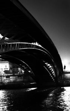 Luc Dartois 2008 - Paris by night, Leopold Sedar Sanghor footbridge