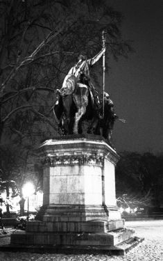 Luc Dartois 2009 - Paris by night under the snow, square in front of Notre-Dame