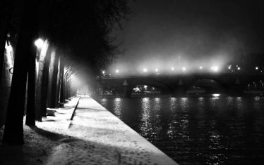 Luc Dartois 2009 - Paris by night under the snow, banks of Seine, Royal Bridge