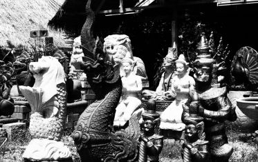 Luc Dartois 2009 - Thailand, sculpture shop on the roadside