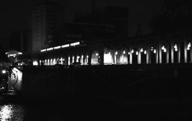 Luc Dartois 2015 - Paris by night, metro on the Bir-Hakeim bridge