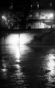 Luc Dartois 2016 - Paris la nuit inondations, lampadaires à l‘Ile de la Cité