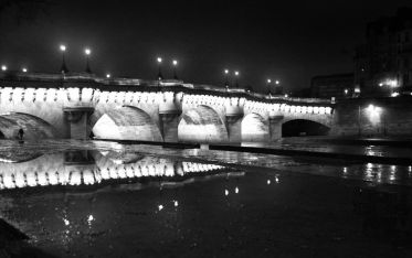 Luc Dartois 2017 - Paris by night under the rain, Pont Neuf