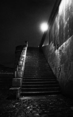 Luc Dartois 2017 - Paris by night under the rain, stairs on the Banks of Seine
