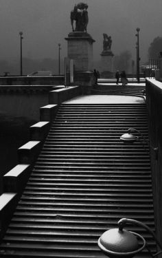 Luc Dartois 2018 - Paris under the snow, stairs of the Iena bridge
