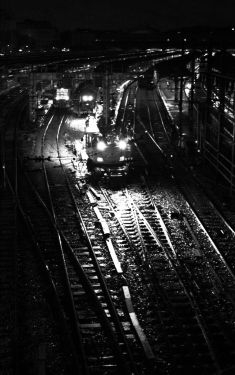Luc Dartois 2019 - Paris by night under the rain, Eastern Railway Station