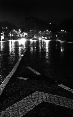 Luc Dartois 2019 - Paris la nuit sous la pluie, Place du Trocadéro
