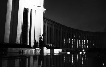 Luc Dartois 2019 - Paris la nuit sous la pluie, Esplanade du Trocadéro