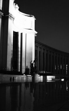 Luc Dartois 2019 - Paris la nuit sous la pluie, Esplanade du Trocadéro (2)