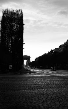 Luc Dartois 2020 - Paris under containment, L‘Arc de Triomphe, Champs Elysees Avenue