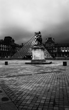 Luc Dartois 2020 - Paris under containment, Louvre Pyramid (3)