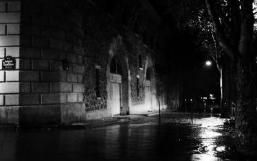 Luc Dartois 2020 - Paris la nuit sous la pluie, boulevard Delessert