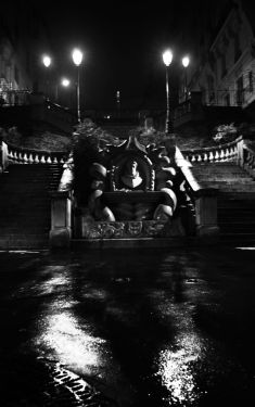 Luc Dartois 2020 - Paris la nuit sous la pluie, escaliers de l‘avenue Camoens