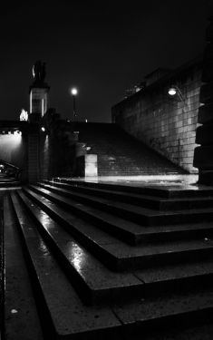 Luc Dartois 2020 - Paris la nuit sous la pluie, escaliers du pont d‘Iéna (1)