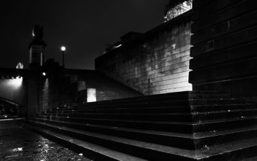 Luc Dartois 2020 - Paris la nuit sous la pluie, escaliers du pont d‘Iéna (2)