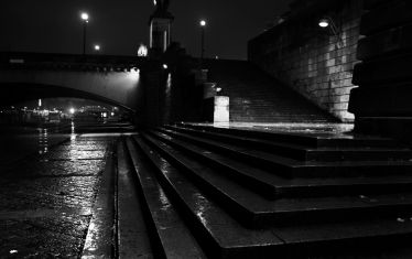 Luc Dartois 2020 - Paris la nuit sous la pluie, escaliers du pont d‘Iéna (3)