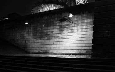 Luc Dartois 2020 - Paris la nuit sous la pluie, escaliers du pont d‘Iéna (4)