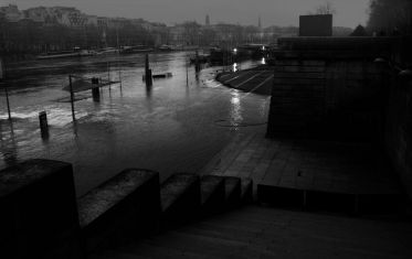 Luc Dartois 2021 - Paris flood, stairs of the Iena bridge