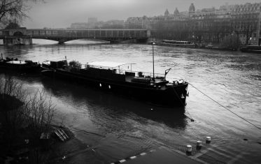 Luc Dartois 2021 - Paris flood, barges and Bir-Hakeim bridge