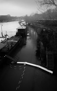 Luc Dartois 2021 - Paris flood, barges at the Suffren port